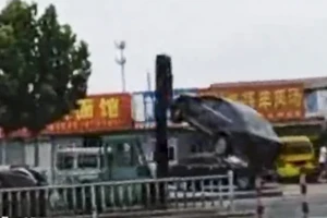 Cảnh sát Trung Quốc bắn chết tài xế xe nâng lao vào đám đông