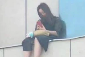 Sốc: Đám đông Trung Quốc cổ vũ cô gái nhảy lầu tự tử