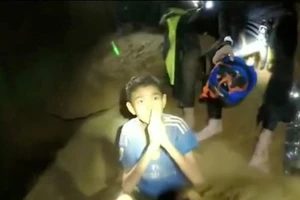 Video: Đội bóng nhí Thái Lan chào và cám ơn mọi người