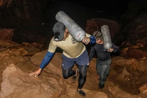 Đội bóng Thái Lan học lặn cấp tốc, chuẩn bị rời hang trước bão