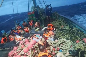 Một ngày bão tố ở Thái Lan: 3 tàu chìm, 138 hành khách gặp nạn