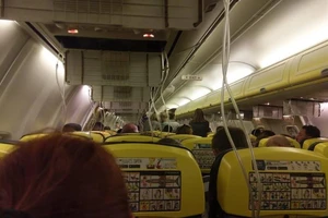 Máy bay hạ cánh khẩn, 33 hành khách chảy máu tai nhập viện