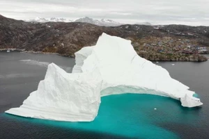 Tảng băng trôi 11 triệu tấn đe dọa dân làng ở Đan Mạch