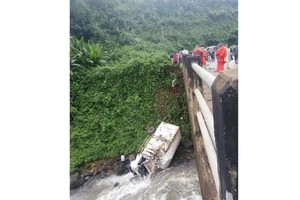 Xe cứu trợ vỡ đập Lào lao xuống sông, 1 người chết