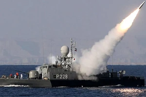 Iran điều 100 pháo hạm tới vùng Vịnh tập trận, Mỹ theo dõi sát