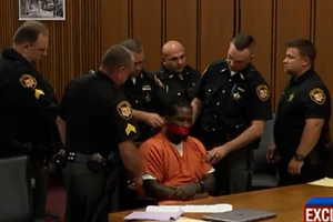 Mỹ: Bị cáo 'lắm mồm' bị dán băng keo vào miệng tại phiên xử