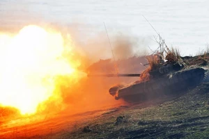 Xe tăng Nga lần đầu diễn tập bắn các mục tiêu trên biển
