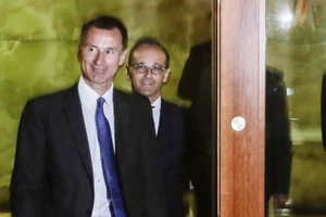 Lần đầu thăm Mỹ, Ngoại trưởng Anh đã ra đòn 'đánh' Nga