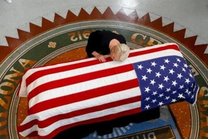 Vợ nghị sĩ McCain hôn lên linh cữu của chồng