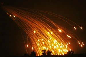 Nga tố Mỹ ném bom chứa phốt pho trắng xuống Syria, Mỹ phủ nhận