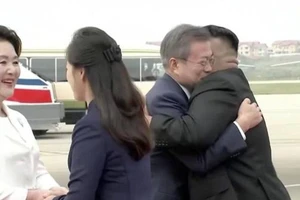 Cái ôm của 2 nhà lãnh đạo liên Triều giữa thủ đô Bình Nhưỡng 