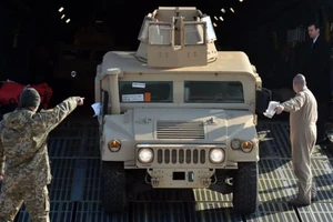 Video: Mỹ thả nhầm xe bọc thép Humvee xuống rừng