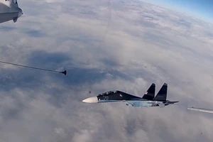 Màn tiếp nhiên liệu kép trên không khéo léo của máy bay Nga