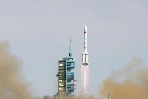  Khoảnh khắc tên lửa Trung Quốc phóng thất bại