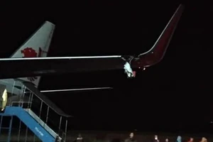 Máy bay Lion Air đâm vào cột, vỡ cánh trái