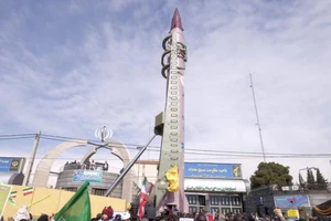 Iran cảnh báo căn cứ Mỹ nằm trong tầm bắn của tên lửa