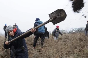 Người Ukraine đào hào, chuẩn bị kịch bản nếu có chiến tranh 