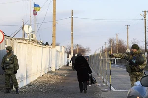 Ukraine cấm công dân Nga 16-60 tuổi nhập cảnh