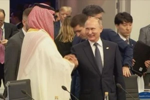 Lý do ông Putin có màn chào hỏi 'lạ' với thái tử Saudi Arabia