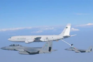 Mỹ đòi Saudi Arabia, UAE trả tiền tiếp nhiên liệu trên không