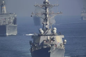 30 tàu Iran phóng rocket về phía tàu sân bay Mỹ ở vịnh Ba Tư