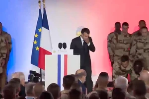 Binh sĩ Pháp ngất xỉu khi hát quốc ca trước mặt ông Macron