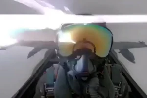 Tiêm kích F/A-18 bị sét đánh, phi công hoảng sợ