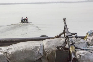 Cướp biển tấn công tàu hàng, bắt cóc 6 người Nga