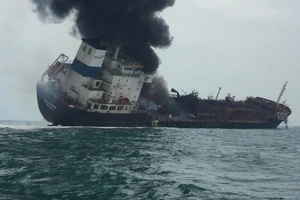 Tàu chở dầu treo cờ Việt Nam bốc cháy ở Hong Kong