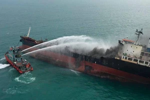 Có thể mất vài tuần để dập đám cháy tàu chở dầu Việt Nam