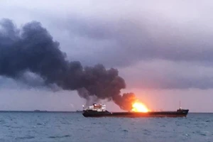 2 tàu bốc cháy ở eo biển Kerch, 10 người thiệt mạng