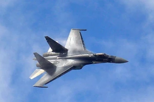 Hình ảnh Su-35 Nga 'khóa chết' tiêm kích Mỹ gây xôn xao
