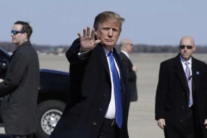 Video: Ông Trump lên chuyên cơ Không lực Một đến Việt Nam