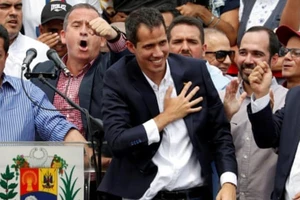 Tổng thống tự xưng Venezuela về nước, đối mặt nguy cơ bị bắt