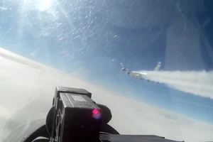 Nga tung tiêm kích Su-27 chặn trinh sát cơ Mỹ gần biên giới