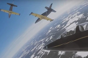 Tiêm kích Nga nhào lộn vẽ biểu tượng Đại úy Marvel trên không