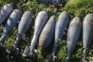 Nhân viên sứ quán Mỹ mang đạn súng cối vào sân bay Nga