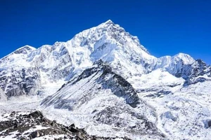 Băng tan trên đỉnh Everest để lộ ra hàng trăm thi thể