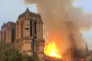 Ông Putin ngỏ lời giúp xây dựng lại Nhà thờ Đức Bà Paris