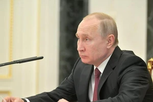 Ông Putin nói gì về đề xuất cấp hộ chiếu của ông Zelenskiy?