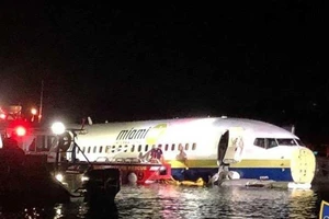 Máy bay Boeing 737 chở hơn 140 người lao xuống sông ở Mỹ