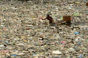 Canada không nhận lại rác, Philippines rút các nhà ngoại giao 