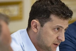 Ông Zelenskiy vừa nhậm chức đã bị đề nghị từ chức