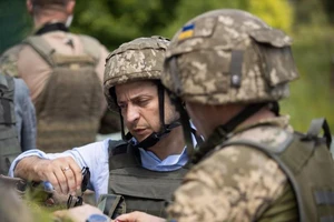 Ông Zelenskiy thị sát vùng chiến sự miền Đông Ukraine