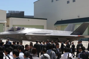 Nhật tìm thấy mảnh vỡ F-35 trong lúc ông Trump đến thăm