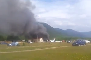 Máy bay hạ cánh khẩn ở Nga, 2 phi công thiệt mạng