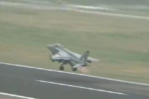 Bị chim lao vào động cơ, cường kích Ấn Độ thả bom khẩn cấp