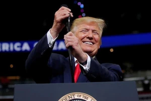 Ông Trump mời gặp ông Kim Jong-un tại biên giới liên Triều