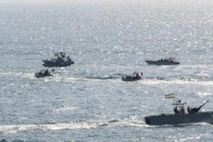 5 xuồng vũ trang Iran vây ráp tàu dầu Anh ở eo biển Hormuz