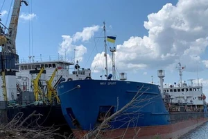 Ukraine trả đũa bắt tàu dầu Nga, Nga nói hành động cướp biển